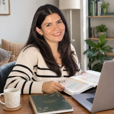 Mujer cristiana con su Kit de 250 Recursos